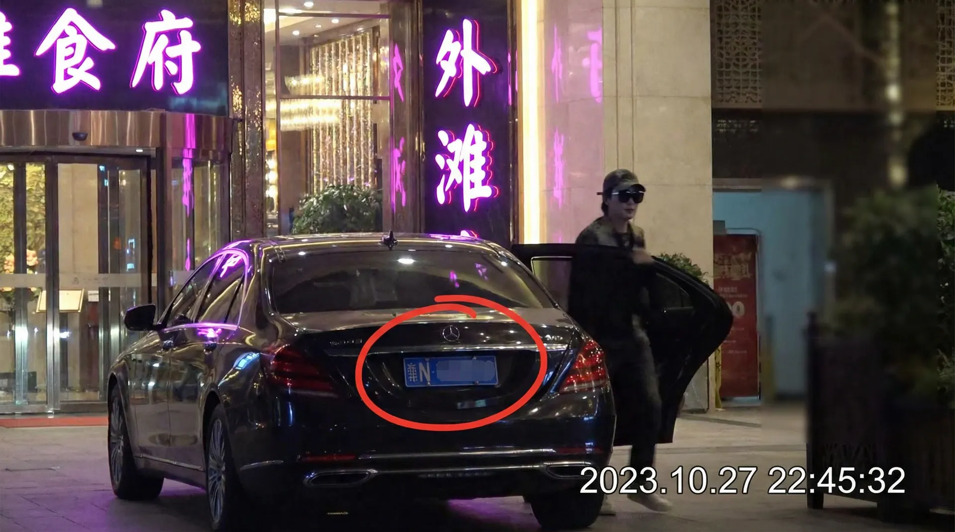 51短视频 - 豪车餐厅外偷拍